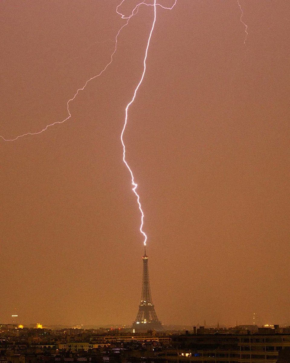 Eiffel Tower Struck by Lightning Last Night ⚡️ by Bertrand Kulik 
#eiffeltower #night #lighning #paris