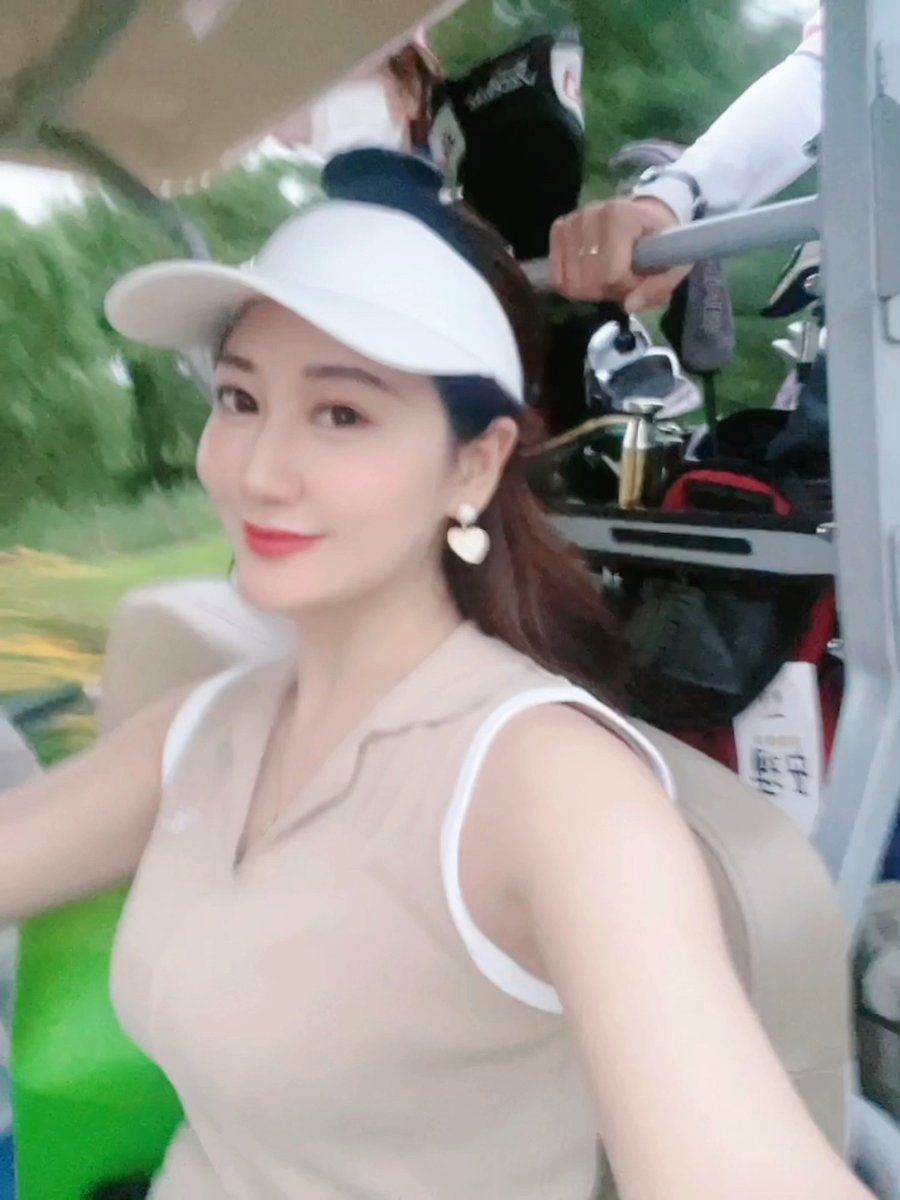 SuofeiyaQ's tweet photo. 🇺🇸🇺🇸🇺🇸🇺🇸🥰🥰🥰🥰🥰A light athletic outfit and a smooth swing against the breeze made me feel the strength and flexibility of my body. #sportswear #smile #golf #power #weekend https://t.co/NxN04x97i2
