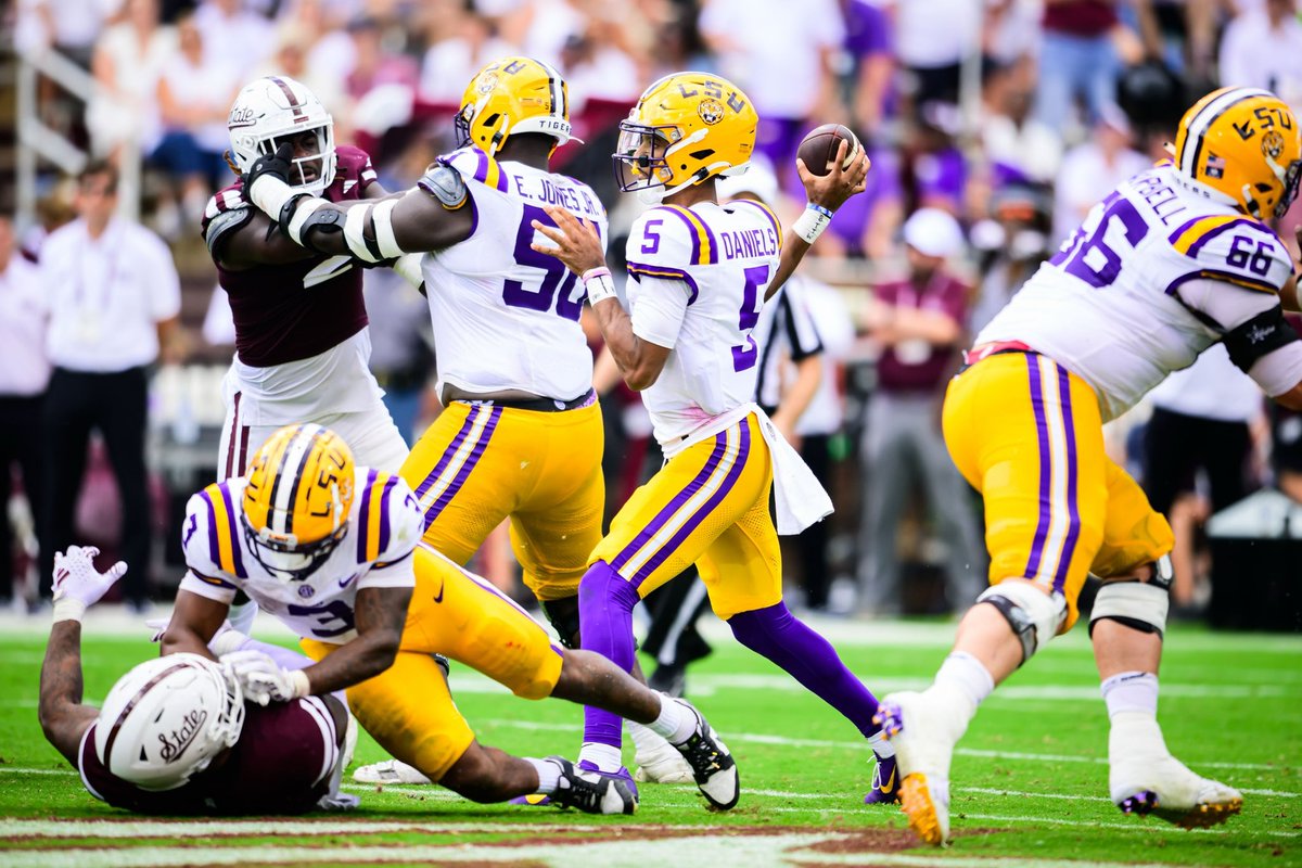 LSUfootball's tweet photo. 30-34 | 88.2%
361 yards
2 TDs 

The highest completion percentage by a QB in LSU Football history. That’s 5. https://t.co/Vd35SlHRPl
