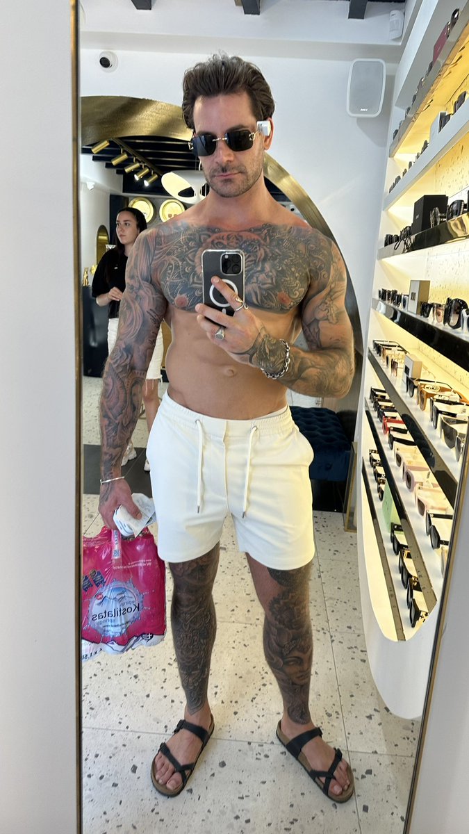 MasterPapiKocic's tweet photo. New Sunglasses?? #findom #boughtforme https://t.co/S6LT9fOatP
