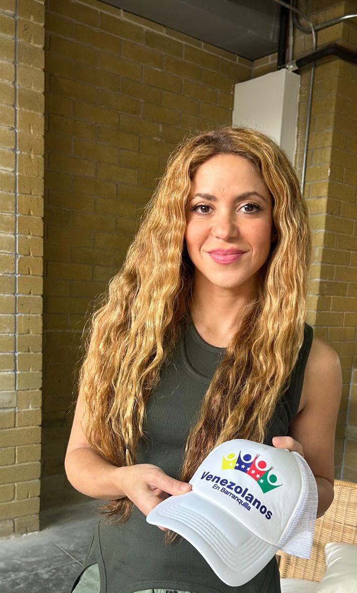 VenezuelaQuilla's tweet photo. ¡Gracias a @shakira y @fpiesdescalzos por su apoyo inquebrantable al derecho a la educación para todos los niños y niñas! Hoy, Shakira recibió nuestra gorra y franela en la inauguración del IED Nuevo Bosque Pies Descalzos. Unidos por la educación y la integración en #Barranquilla https://t.co/UzYoyuQGHG