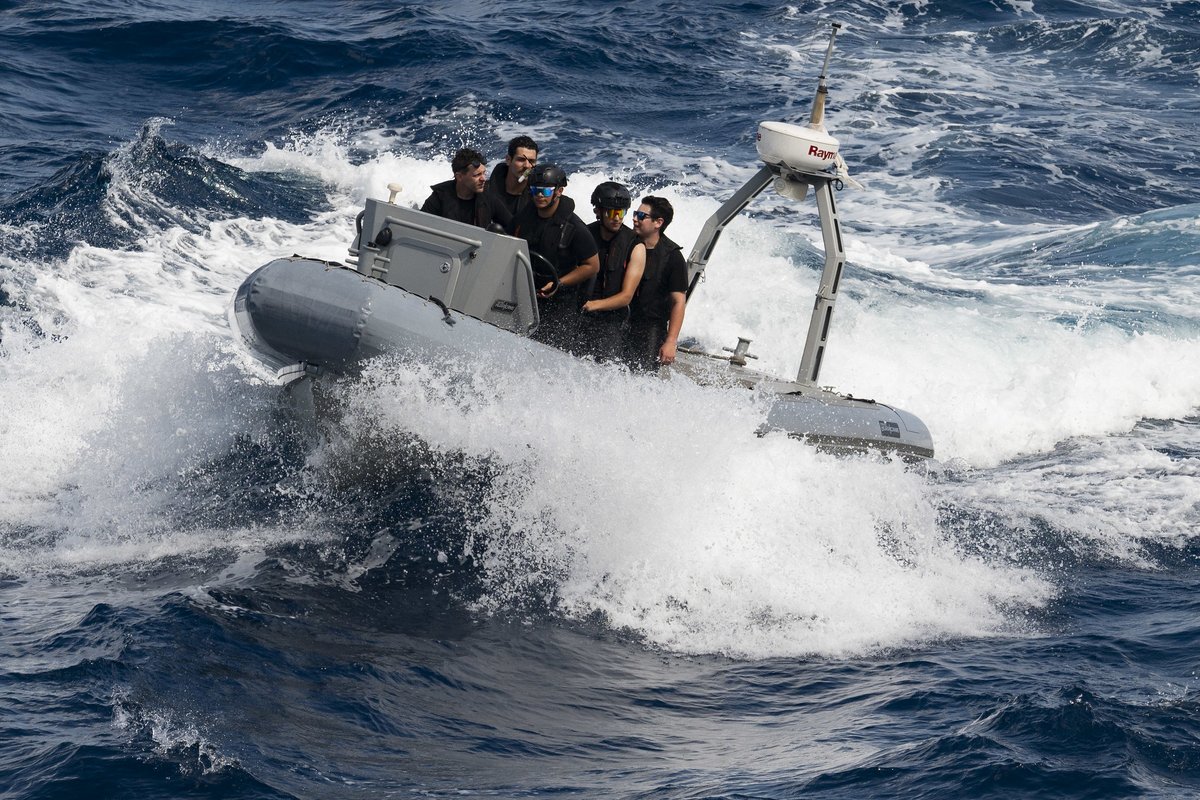 Le @NCSMVancouver a fait sensation ce mois-ci en soutien à #OpNEON! Des membres d’équipage sont entrés dans l’eau pour s’exercer aux manœuvres de RHIB et ont sauté d’un hélicoptère CH-148 Cyclone pour un entraînement de plongeur dans la mer de Chine orientale.