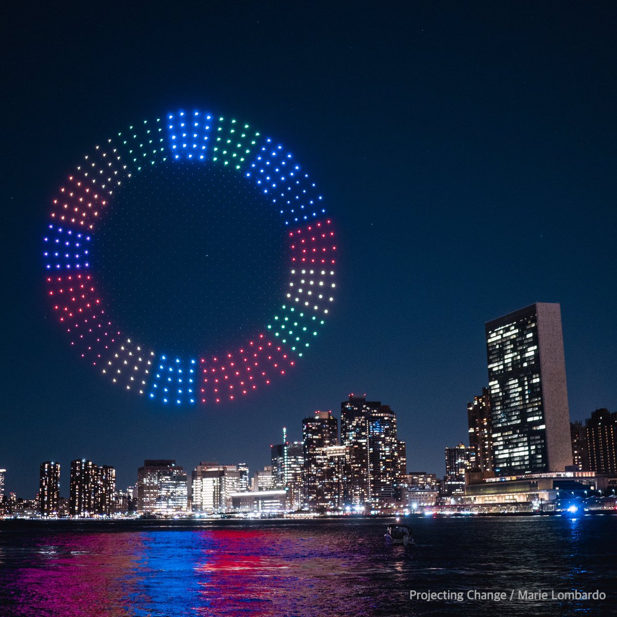 Ahead of Monday’s SDG Summit, the night sky over UNHQ in New York lights up with the #GlobalGoals in an artistic call for everyone to #ActNow for a fairer, more inclusive & sustainable future. un.org/actnow