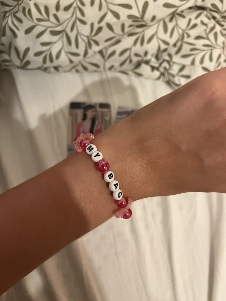 charlot04111265's tweet photo. THANKS to the (G)I-DLE fanbase for the gifts🎀😊 
thank you for taking your time for us 🫶🏻 

#Gidleinbelgium #gidleinbrussels #GIDLE https://t.co/ZpAkpj5sUH