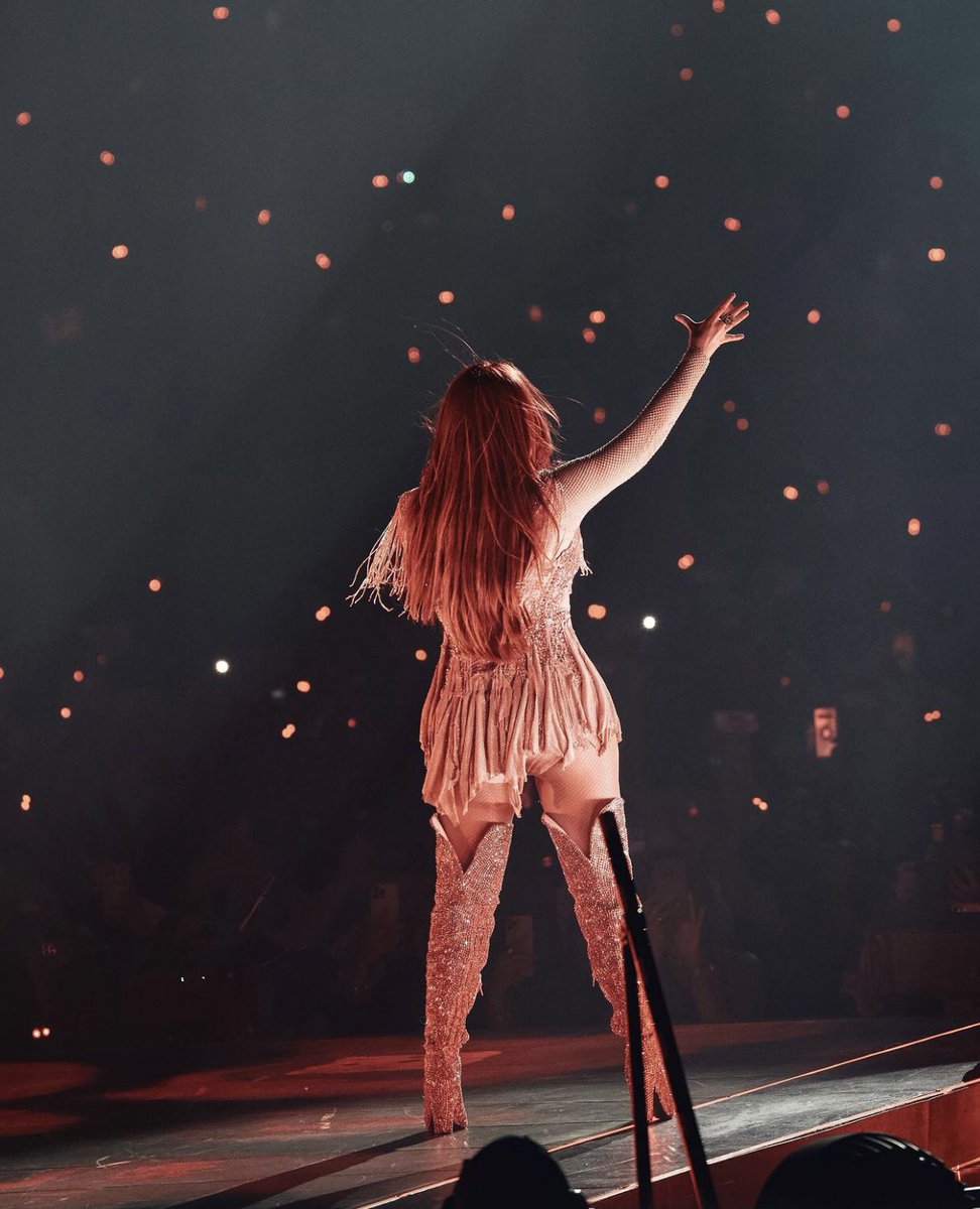 La perfección no existe. Lo que existe es nuestra esencia real ✨

⁃Dulce María