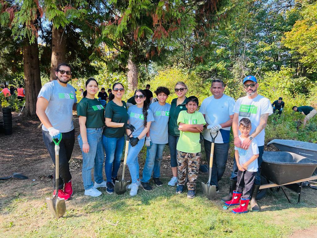 Great turnout at the TD Tree Day planting event today. Thank you <a href="/TD_Canada/">TD (Canada)</a> for giving us colleagues, the opportunity to contribute to our environment, and communities we live in💚 Fun day with my kids joining in to volunteer. #tdproud #proudmom
<a href="/juliearmour_td/">Julie Armour</a> @CSir_TD <a href="/jtbains/">Jatinder Bains</a>