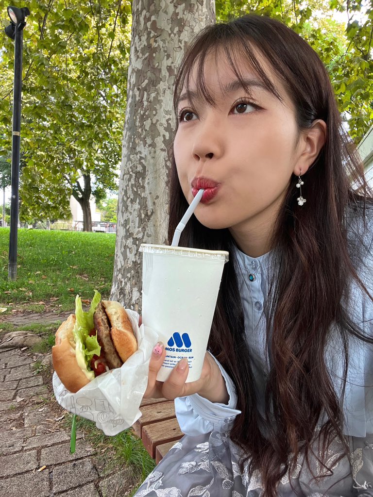 北海道の短い秋を愉しむ22歳🐥🍂
気温の21℃の公園で1人
モスバーガーを味わい休日の開幕🍔