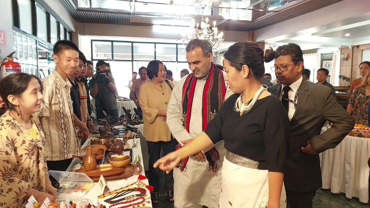 Union Minister @drsanjeevbalyan inspects #MadeInNagaland Products, during his arrival to launch programme of #PMVishwakarmaYojana to be held in Kohima. @Neiphiu_Rio @MyGovNagaland  @PIBKohima