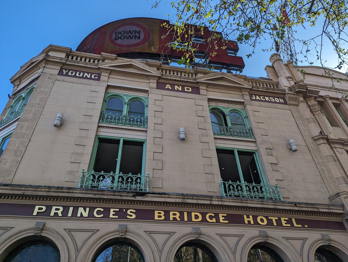 ForgottenType's tweet photo. 'Prince's Bridge Hotel'/'Young and Jackson'/'Est. 1875'
1 Swanston Street (corner of Flinders and Swanston Streets), Melbourne
#ForgottenType #HistoricSigns #MelbourneHistory #MelbourneHeritage #HistoricMelbourne https://t.co/y981vXqaBi