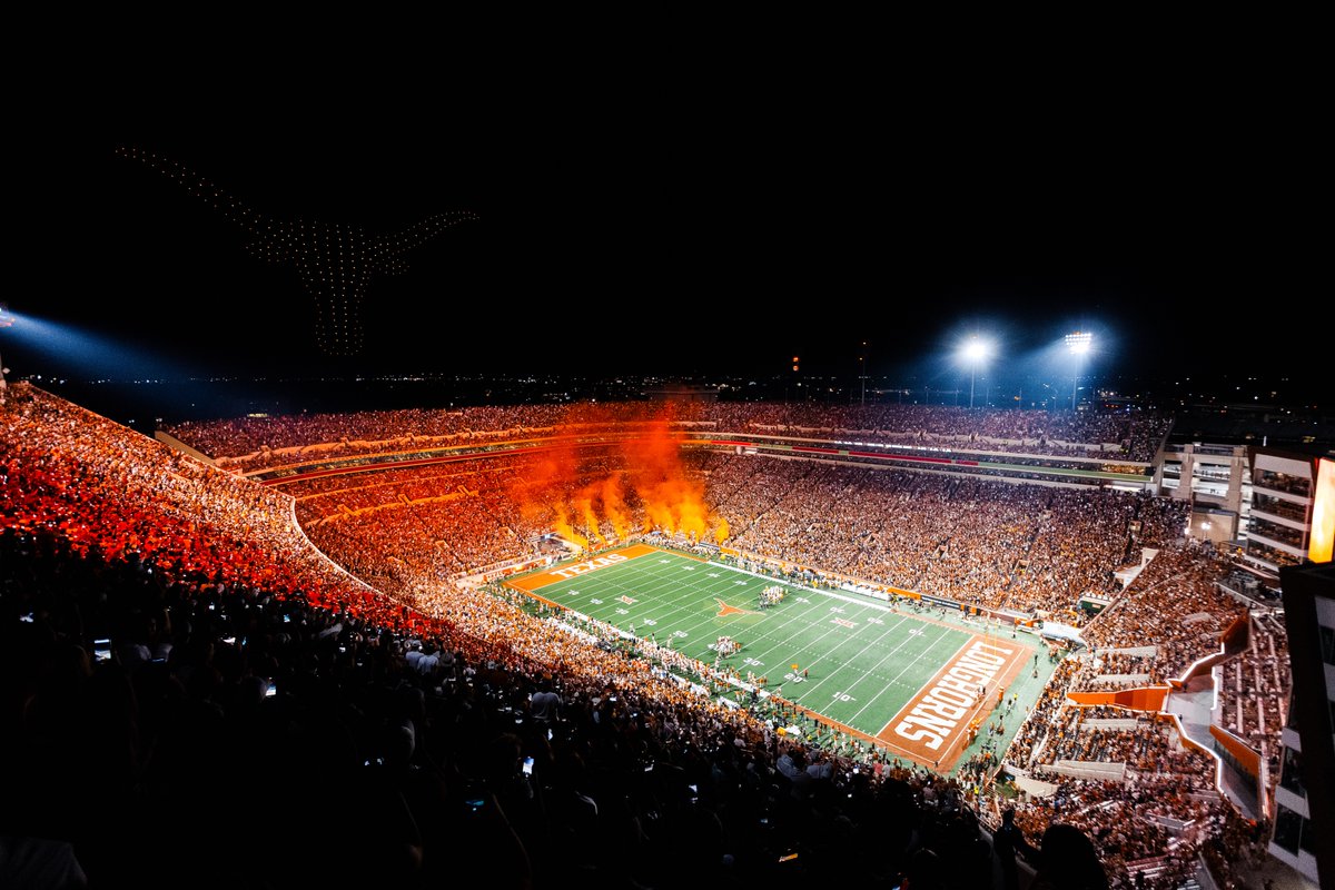 TexasLonghorns's tweet photo. all of the lights 😏🤘

#HookEm https://t.co/Chi3RfyVTF