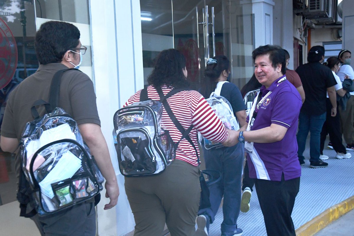 SCPh_PIO's tweet photo. Supreme Court Associate Justice Ramon Paul L. Hernando, 2023 Bar Exams Chair, welcomes the examinees as they arrive at the local testing center at San Beda College Alabang, which also serves as the #Bar2023 National Headquarters. #WeCanDoIt #HernanDoIt https://t.co/60vfq1IxBT