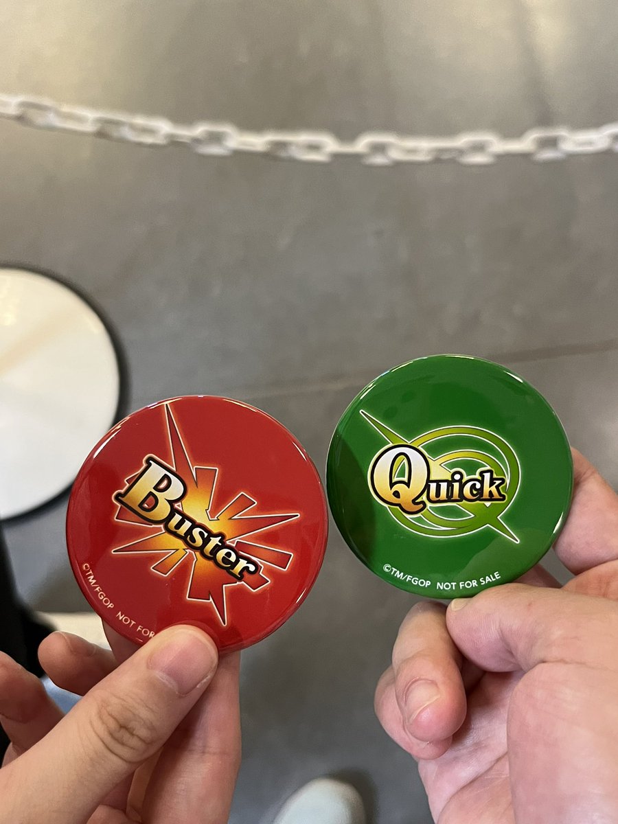 ステッカーとランダム缶バッジ貰えましたァ