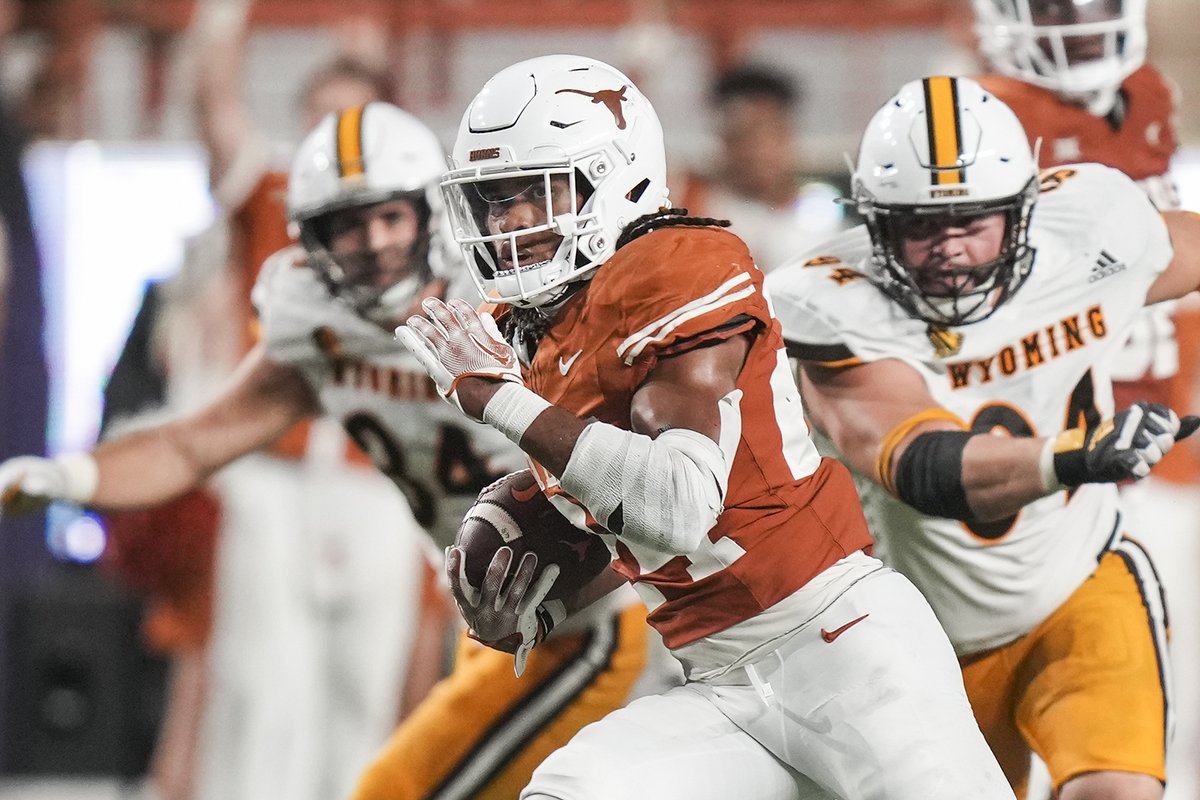 The Longhorns defeat the Wyoming Cowboys 31-10