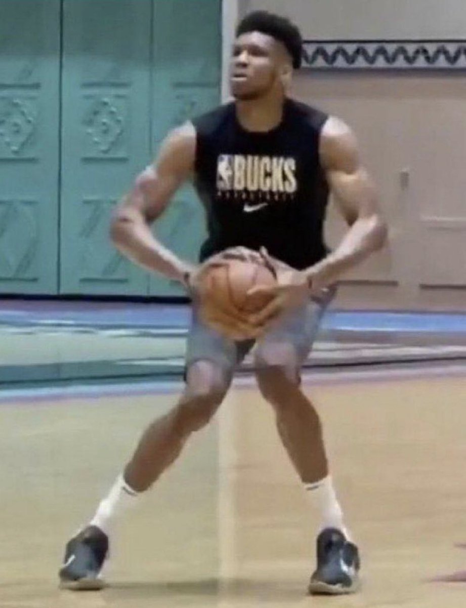 NBAMemes's tweet photo. Shot attempt or bounce pass? https://t.co/vkOCPgqr3q