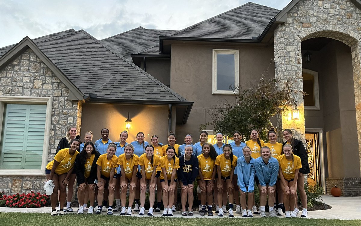 KCRoosWSoccer's tweet photo. 🤘Road Trip 𝙁𝙖𝙢𝙞𝙡𝙮 𝙏𝙞𝙢𝙚 is the best time 🤩

#KCROOS #ROOUP https://t.co/sGFcevQtma
