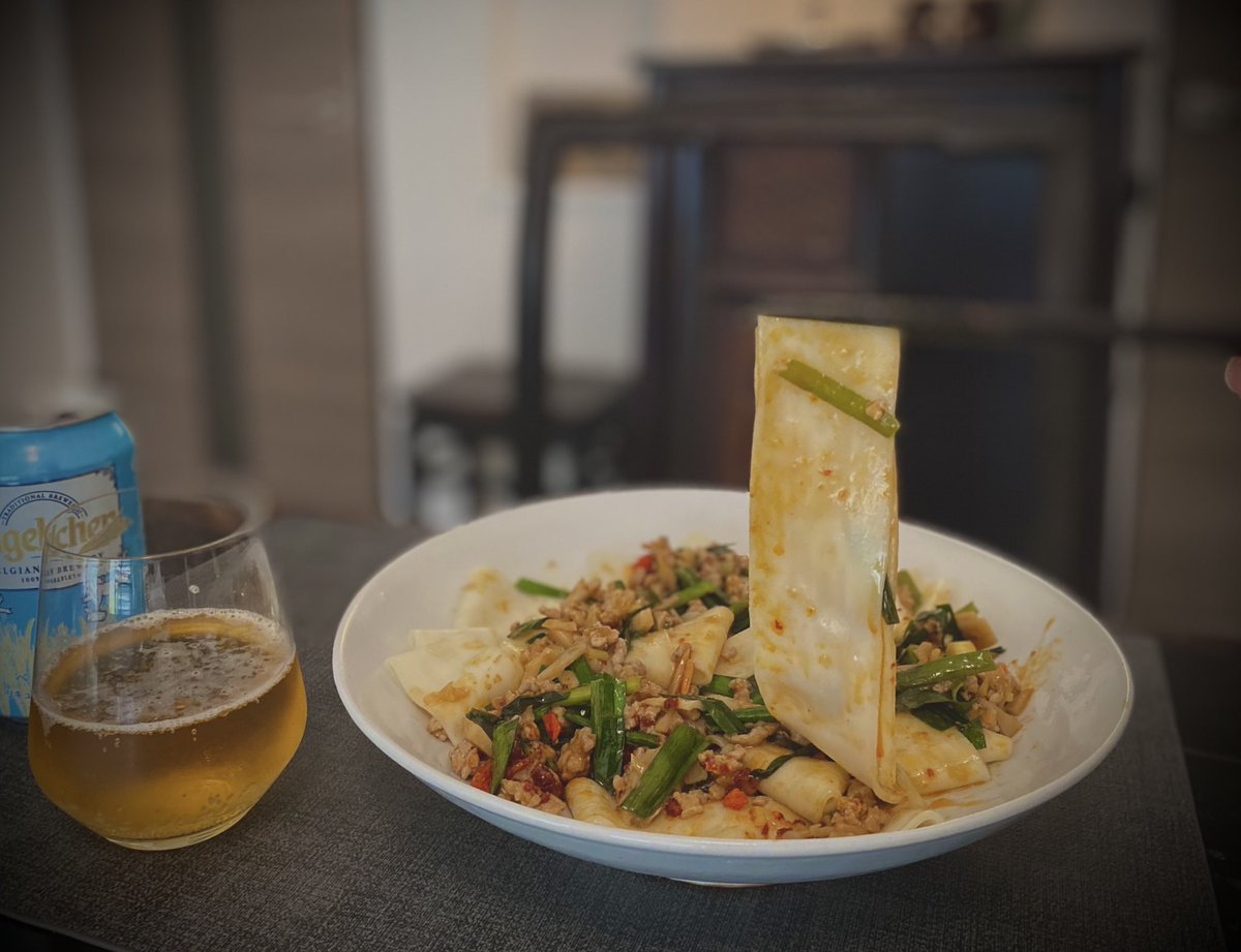 Simeishoin's tweet photo. 昼から飲みます😂
ということでビャンビャン麺を作る
ベルトのような激太もちもち麺は
ソースの絡みがいい
揚げた蓮根やにんにくをたっぷりと

ビールはベルギーのエンゲルヒェン
大麦100%で香りが👍

食べたら寝��か😂 https://t.co/U6DErvp2fU