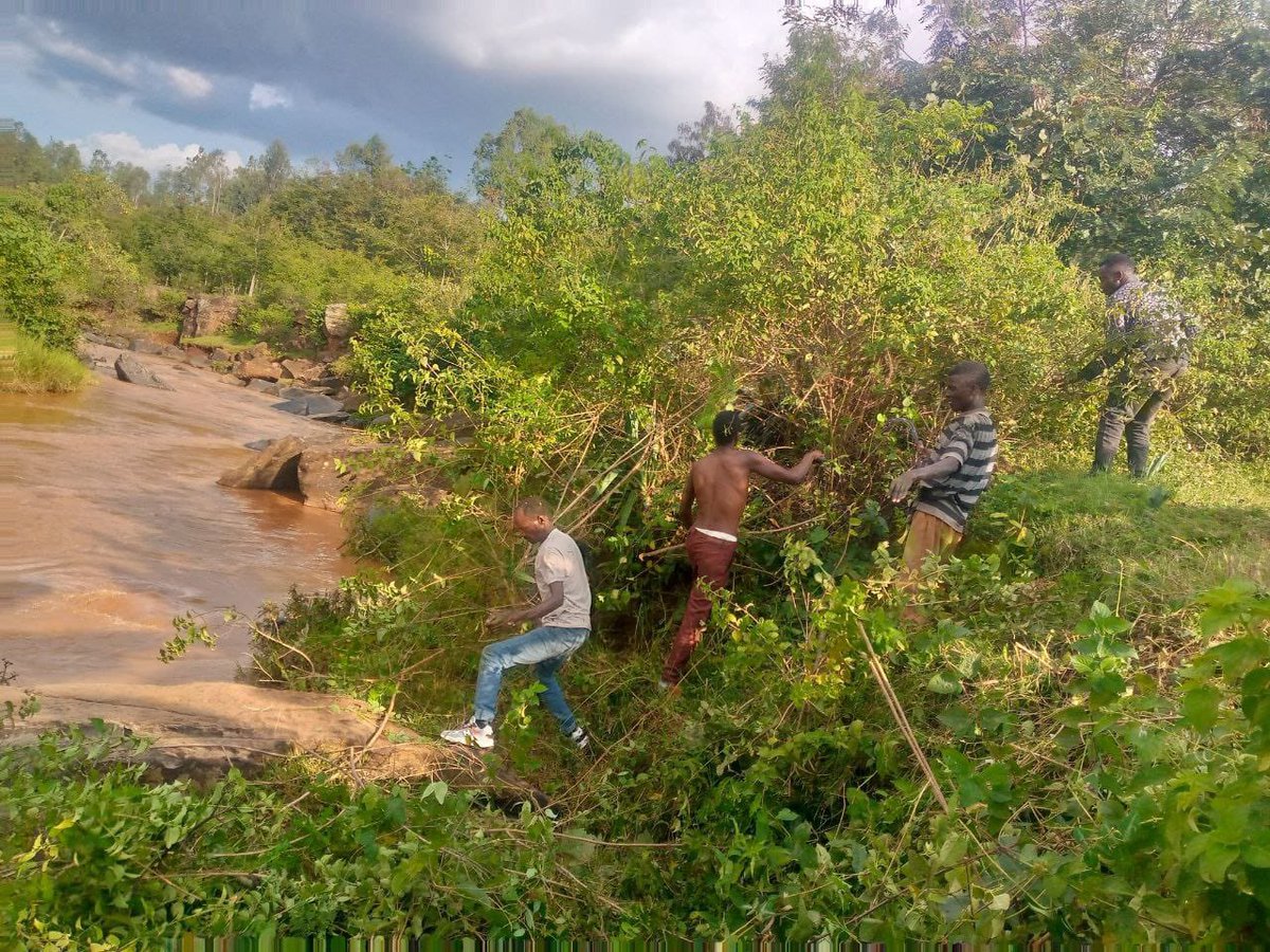 That is how things started this week: first we clean the area and then we start surveying, we actually want that the water flows to the farm, right? #realdevelopment #FruitBoxAfrica #ruraldevelopment #webuildthatcanal #accesstowater #farmlife #foodsecurity