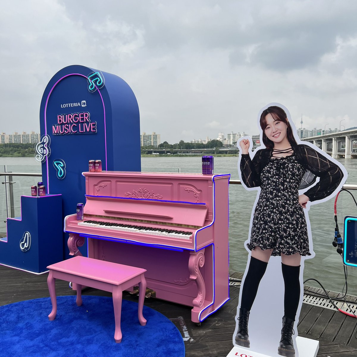 yHosoo's tweet photo. #롯데리아 #BGMLIVE #LOTTERIA https://t.co/DL7zIjiqGG