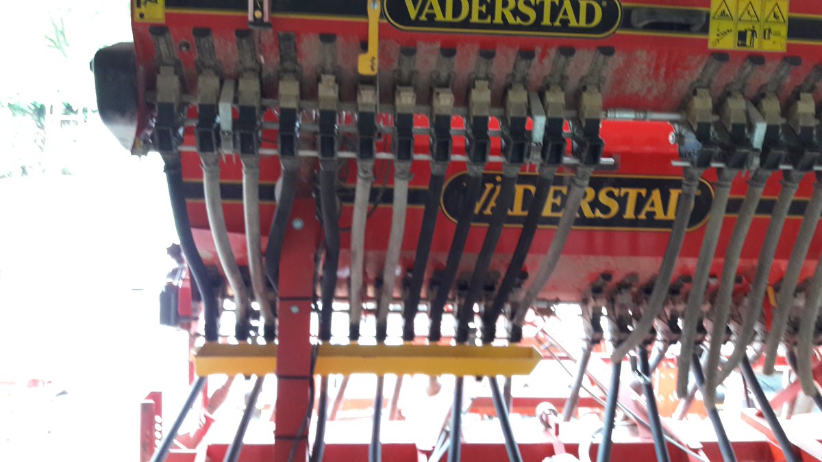 GuyotVincent02's tweet photo. MES SEMOIRS ont bien évolué. D'une base semoir trainé #CarrierDrill @VaderstadFrance , j'ai commencé mon évolution vers un semoir porté T-drill #Guilbart. L'évolution de nos pratiques, de nos techniques demande, EXIGE une évolution de nos outils pour ne pas prendre un mur.
6/... https://t.co/Hb3Jq7wCuT