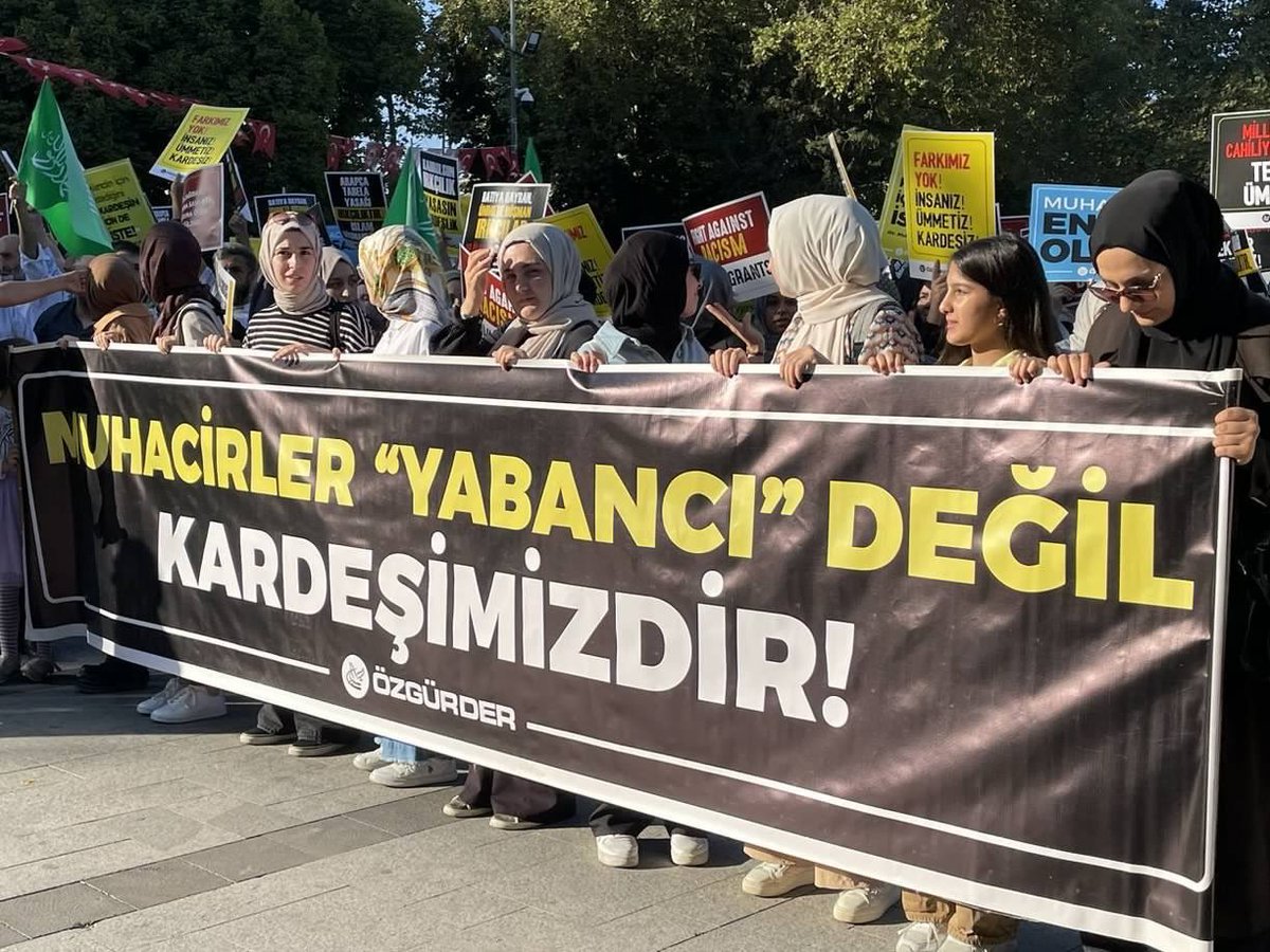 -Türk bayrağını yakan.
-Sokakta kadınımıza, kızımıza taciz edip tiktok'a atan.
-Kiracı olduğu evi yakıp, zarara uğratan.
-Çeteleşip topluma meydan okuyan.
-Kaçak gelip, devletten para kesilmemesi için Türk vatandaşlığına geçmeyen.
-Demografimizi bozmaya çalışan.
-Bize "siz arapça