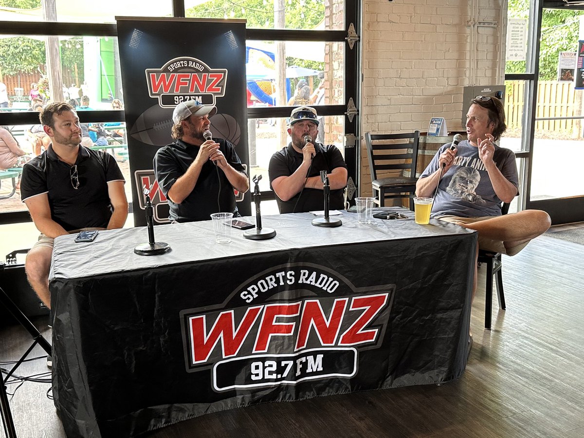 mike_e_kaye's tweet photo. Enjoyed chatting and hanging out today at #kickoffjam. Thanks to @roaringriot for inviting me to an impressive, fun event, and @TBoneWFNZ and @macwfnz for sitting between @daringantt and me. Plus, shouts to @GraceHGrill for these shots. https://t.co/EMK6LwdKdr
