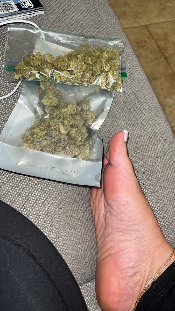 Weed and feet! Smoke time