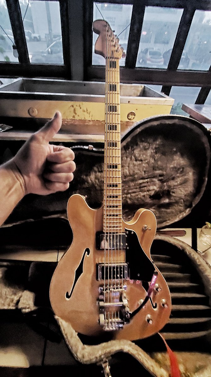 DeadRegister's tweet image. deadregister.com/tour
Starcaster Bass VI (OG DR EST 2015) re-strung and ready for action tonight in San Antonio!
Got a few dates left of this tour. Come out and get crushed