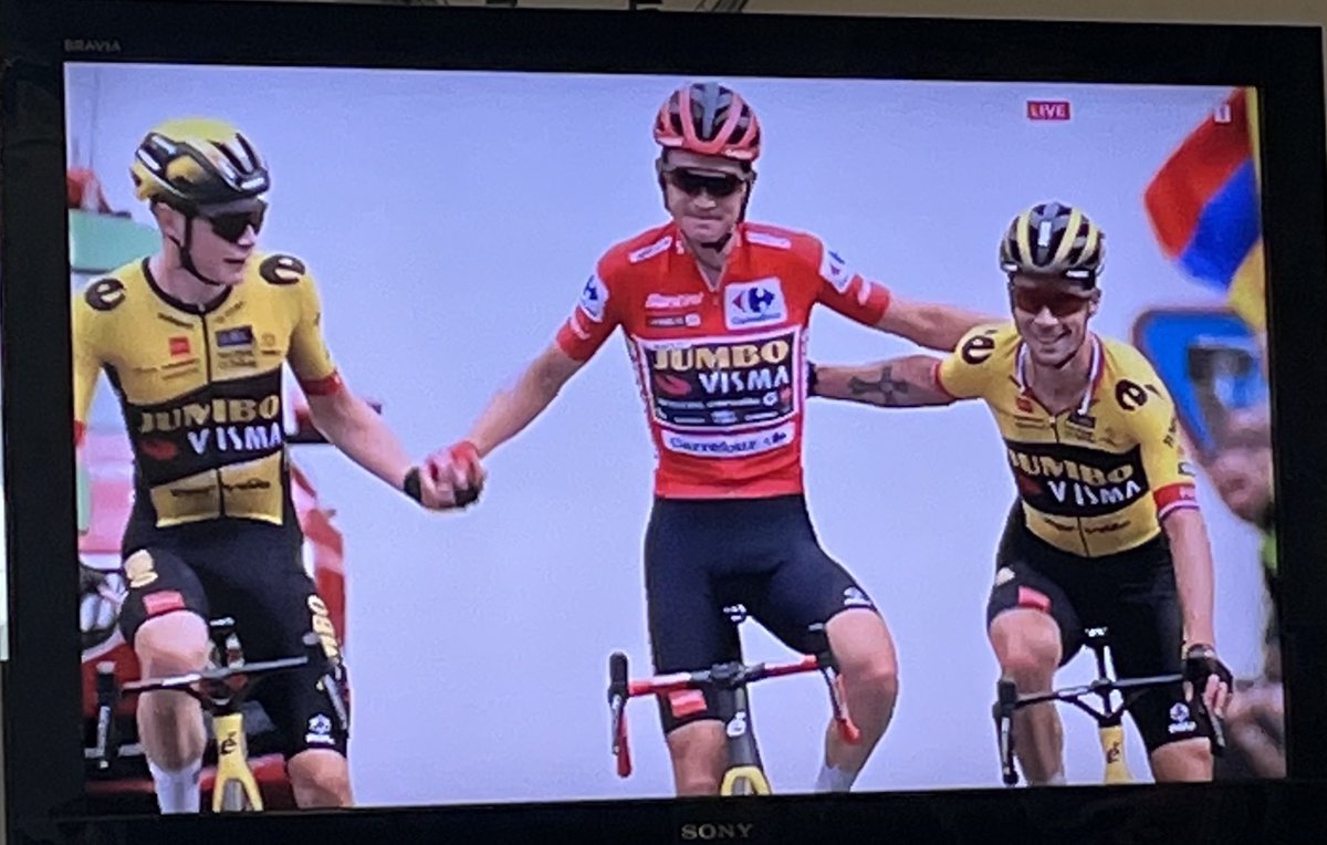 pierbergonzi's tweet photo. Quando vince un #gregario sorridono tutti! Sepp #Kuss fa storia alla #Vuelta ⁦@rogla⁩ ⁦@VingegaardJonas⁩ ⁦@seppkuss⁩ https://t.co/OBrJ7FEkWM