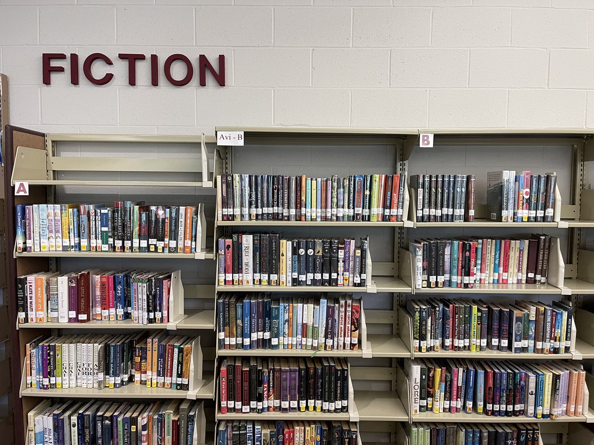 EastLymeMS's tweet photo. Day 13 of school and our students have already checked out 1,351 books! https://t.co/s6ABs4Mtaq
