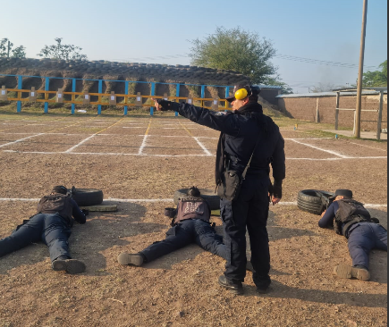 "Los funcionarios de la DNPSE están más que listos para cualquier desafío, gracias a su dedicación y el riguroso curso PRODIG. Su compromiso con la protección y el servicio es insuperable. 💪🛡️ #PreparaciónProfesional #DNPSE #PRODIG"