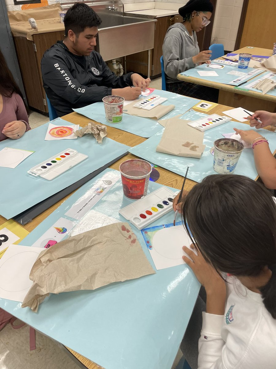 MrsPanetti's tweet photo. A fun time was had by Sculpture, Drawing and Art I students celebrating Dot Day! #InternationalDotDay @aliefFineArts https://t.co/fxPRgTWrIz