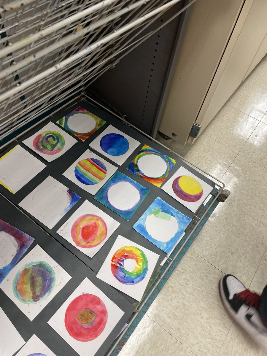MrsPanetti's tweet photo. A fun time was had by Sculpture, Drawing and Art I students celebrating Dot Day! #InternationalDotDay @aliefFineArts https://t.co/fxPRgTWrIz