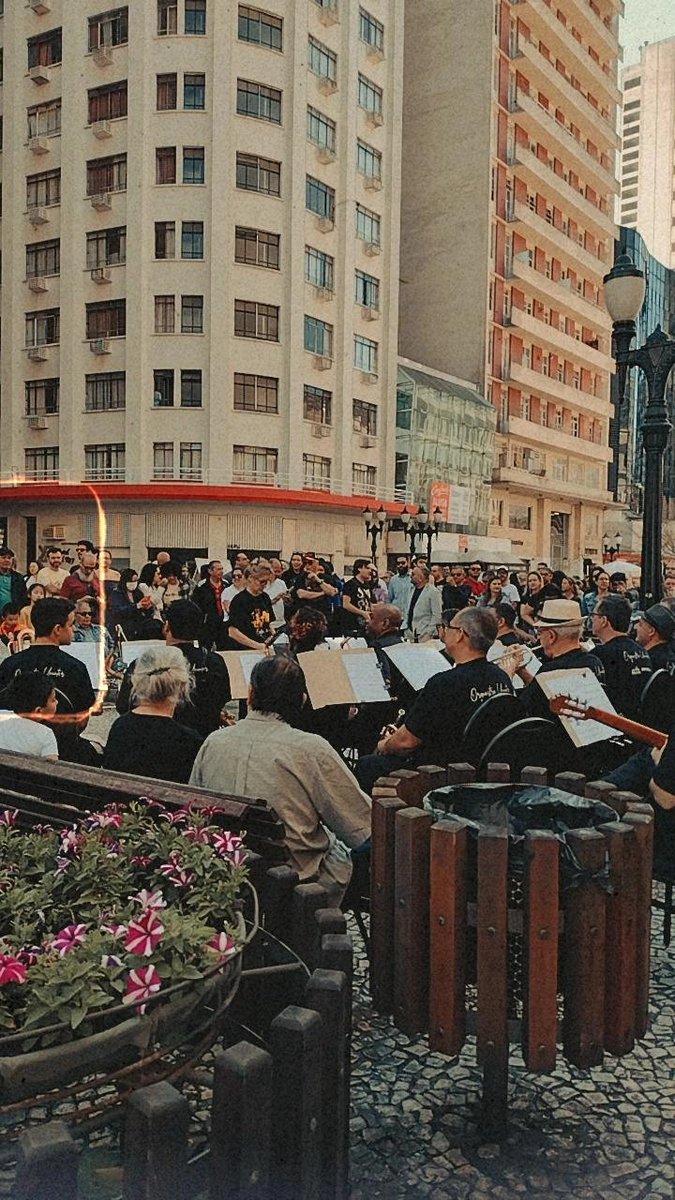 dieizenazario's tweet photo. Hoje foi dia de encontrar  outros fotógrafos em Curitiba e sair em grupo para fotografar por aí, apaixonada! 🧡 https://t.co/MJwItVdWbA