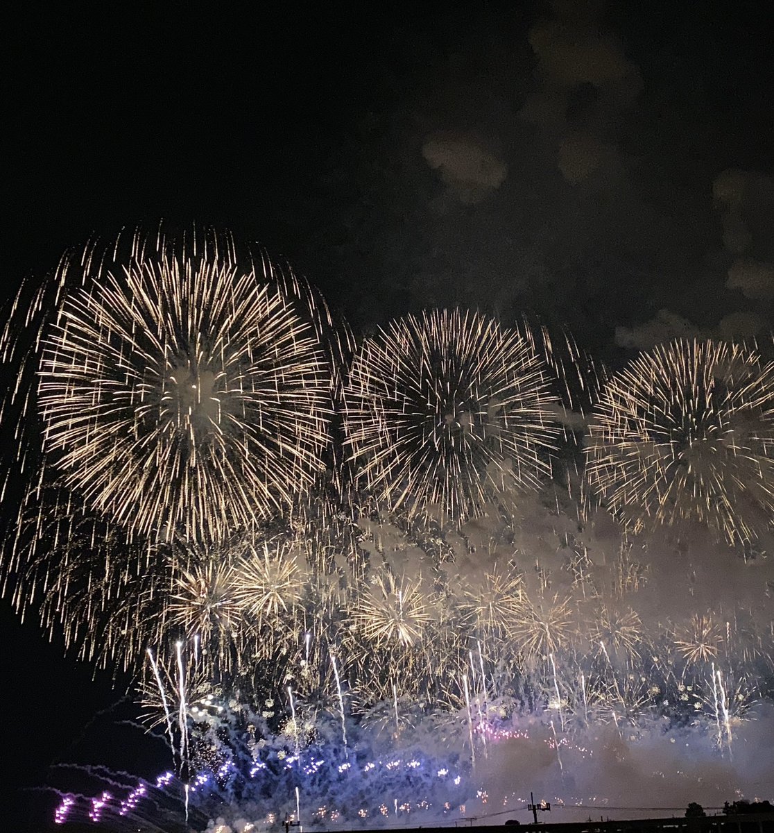 9for_able0's tweet photo. はなびきれいだったな https://t.co/nskRhN6RtH