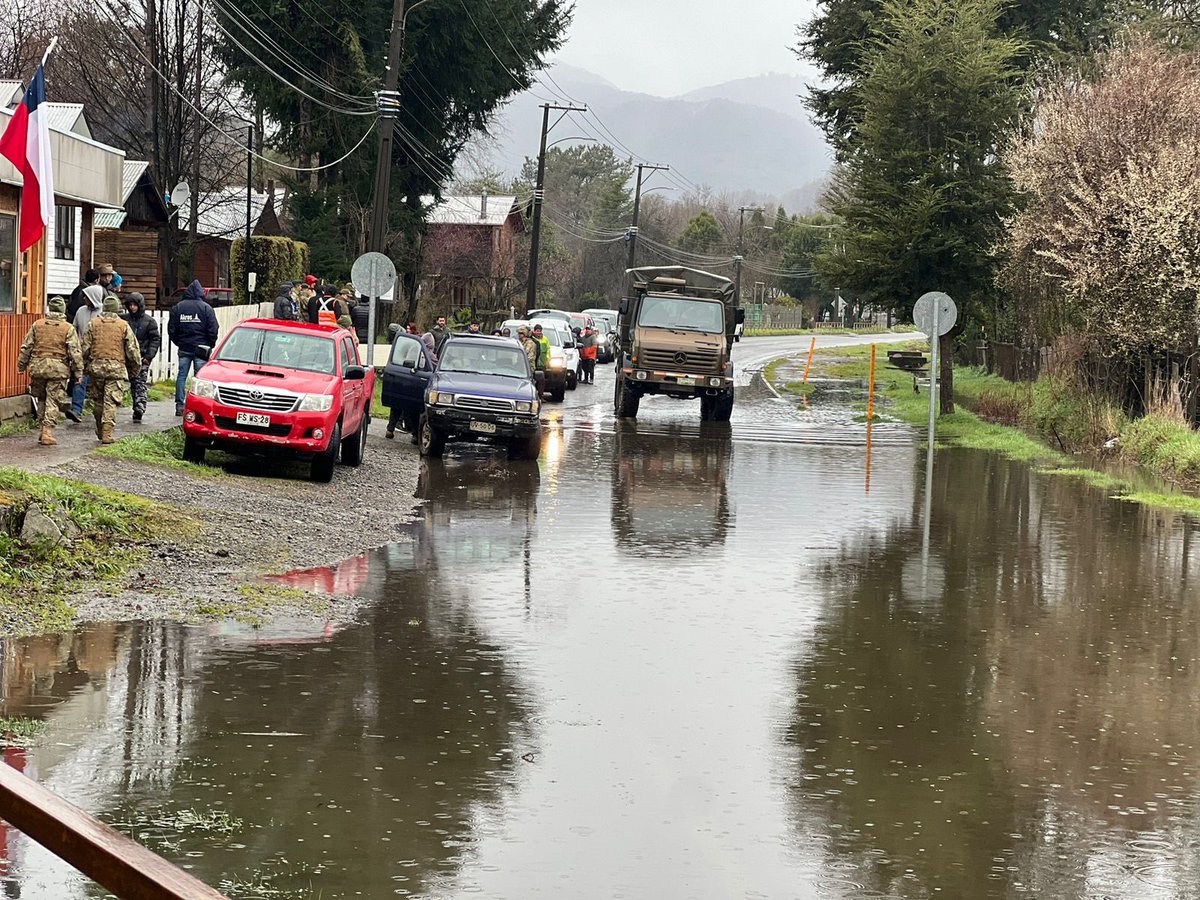 Ejercito_Chile's tweet photo. Integrantes del Destacamento de Montaña Nº8 “Tucapel” se trasladaron con vehículos motorizados al sector cordillerano de #Catripulli para evacuar a familias aisladas luego del desborde del río #Trancura. #EjércitoEnAcción🇨🇱 #RegiónDeLaAraucanía https://t.co/AHA4XJfmu5