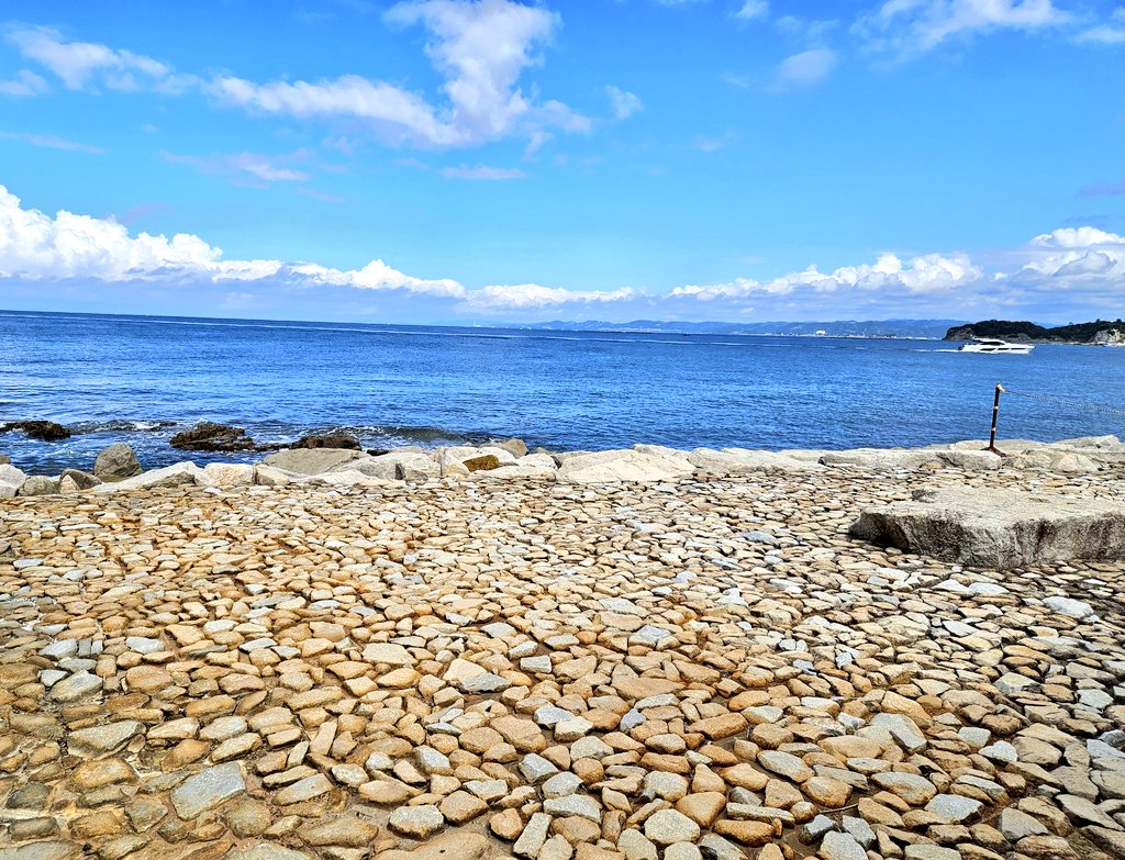 「崎の湯キターン天気も良くて朝から混雑してましたが、波打ち際でしぶきを浴びながら入」|猫間ことみつ＠放課後温泉が～る【単行本発売中】のイラスト