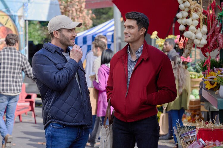Hallmark Jacket tweet media