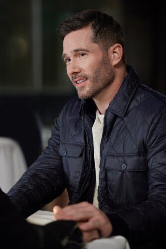 Hallmark Jacket tweet media