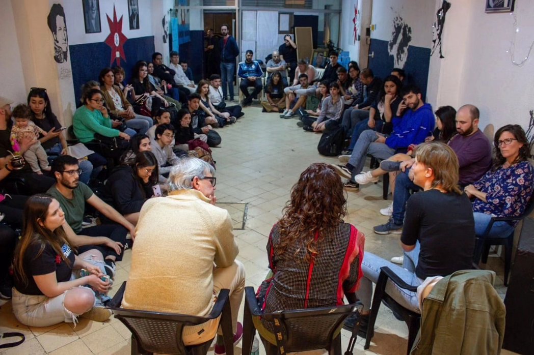 PMCapital's tweet photo. #CharlaDebate | Argentina: Unidxs o Dominadxs
Hoy nos encontramos para debatir la campaña y los desafíos que implican militar en esta época.
Participaron:
@lpokoik
@vicki_freire
@estanislaograci
#PeronismoMilitante
#PMCABA https://t.co/OEpwbqQ6oJ