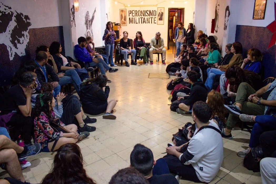 PMCapital's tweet photo. #CharlaDebate | Argentina: Unidxs o Dominadxs
Hoy nos encontramos para debatir la campaña y los desafíos que implican militar en esta época.
Participaron:
@lpokoik
@vicki_freire
@estanislaograci
#PeronismoMilitante
#PMCABA https://t.co/OEpwbqQ6oJ