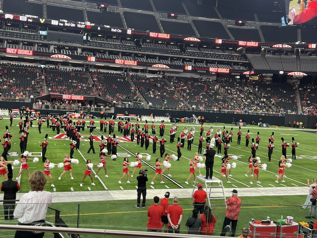CrystalDOFulton's tweet photo. Thanks @unlvfootball @UNLVathletics for facing the band toward us!!!! https://t.co/ugWX0q2EPM