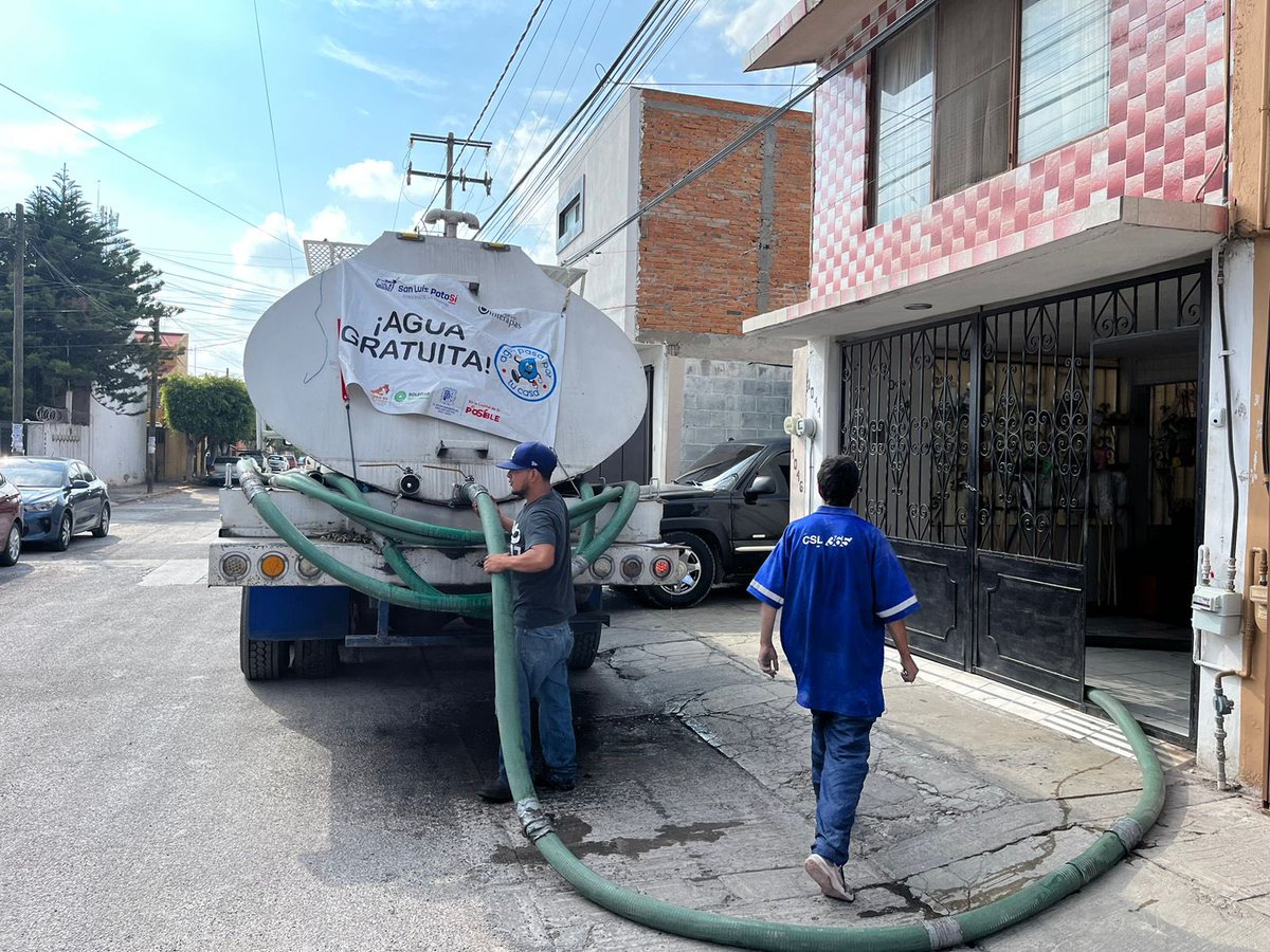 EF_Galindo's tweet photo. Nuestros piperos trabajan con un gran compromiso para llevar agua a las familias de San Luis Capital.

Este fin de semana, el #PlanEmergente llega a las siguientes colonias: Viveros Satélite, General I. Martínez, San Juan de Guadalupe, Villarica, Escalerillas, Pozuelos, Rosedal, Valle Dorado, San Patricio, Esmeralda, Capulines y Himno Nacional.

Les comparto algunas imágenes de la distribución de lo que va del día.

¡Cuidemos el agua!