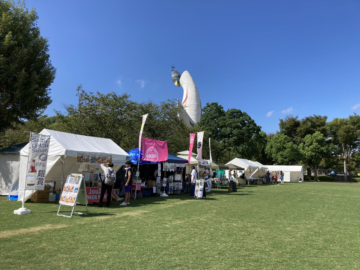 breadNbeerFES's tweet photo. あてパン2023 2日目始まりました！
今日のワークショップには神戸の松蔭高等学校生徒さんによる地球に優しいみんなで作る古着屋さんやファッションショーも3ステージあります。
今日も美味しく楽しみましょう！暑さ対策も忘れずに💦 https://t.co/DefWy0b8y1