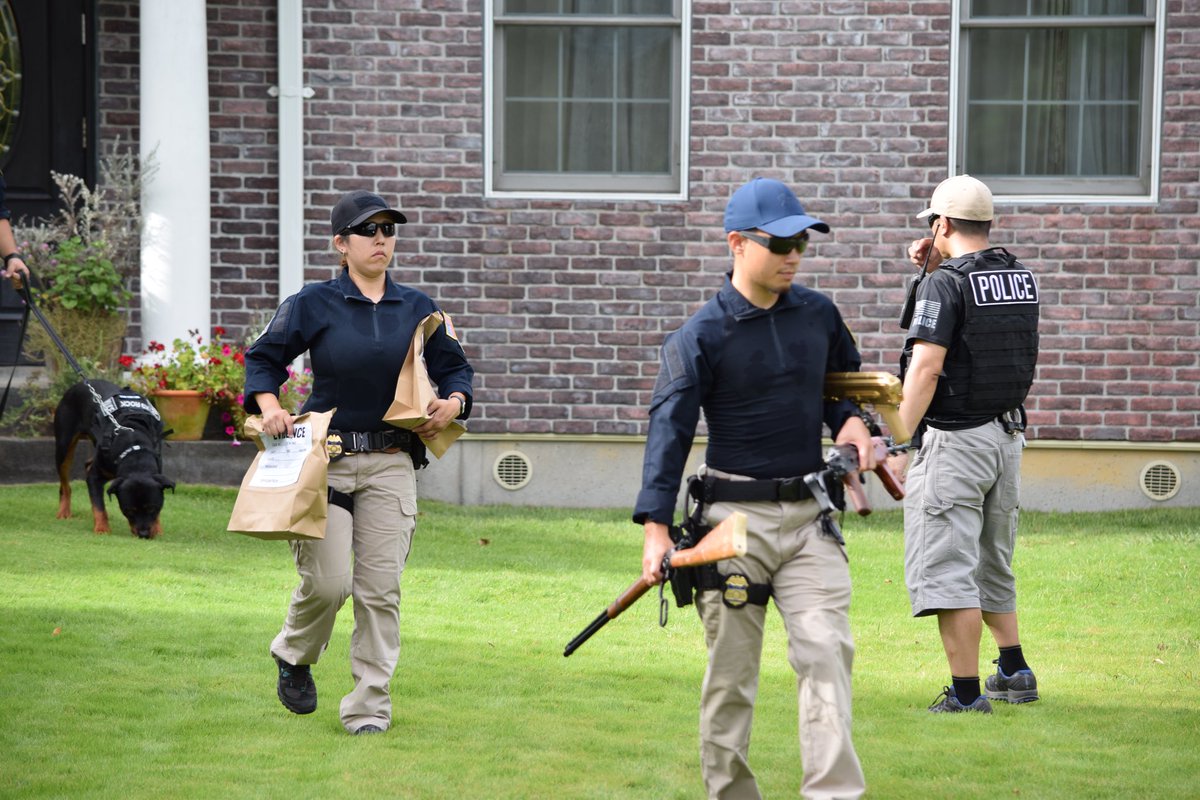 johnson_fbi1988's tweet image. ATFによる不法所持の武器及び証拠品の押収という設定。

こういう写真マジでありそうですよね！

📸Brick様

#OperationHanover
#ATFPOLICE
#USMS
#LAPD
#ATF装備
#LE装備