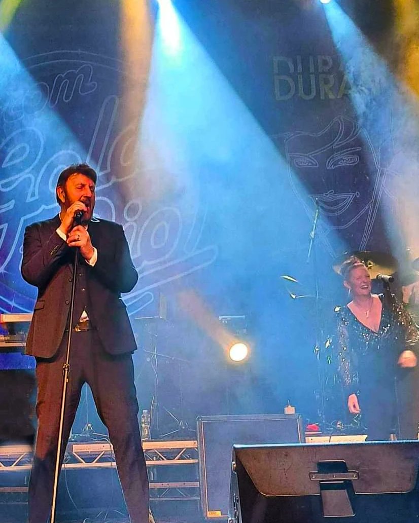 steffithemonkey's tweet photo. Friday Nite was brilliant. 
I saw From Gold To Rio &amp; I love it.
The lead singer for Spandau (Lee) picked me from all the audience &amp; gave me his VIP Badge, thank you. 
Big hugs to the band &amp; my best mate (Chris) who is the lead singer for Duran Duran 
I had a blast &amp; thank you https://t.co/LA5aGsyiyQ