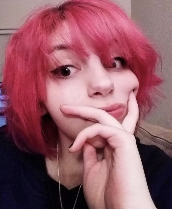 think i&rsquo;m gonna dye my hair again but idk which color 😭 https://t.co/9NP0gnogTd