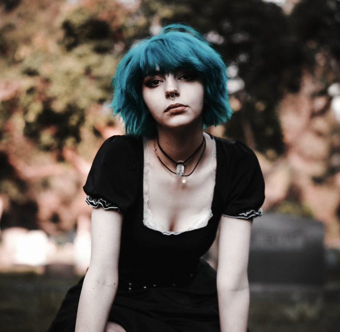 think i&rsquo;m gonna dye my hair again but idk which color 😭 https://t.co/9NP0gnogTd