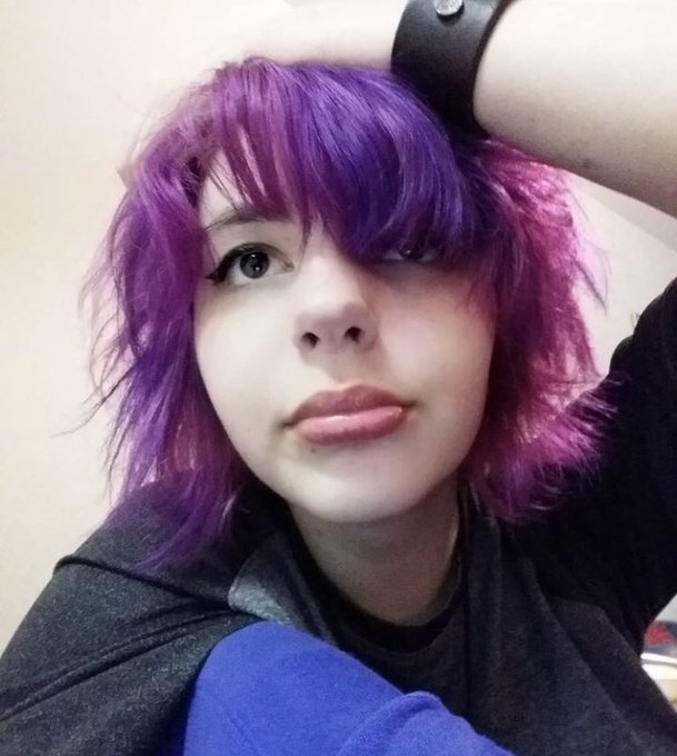 think i&rsquo;m gonna dye my hair again but idk which color 😭 https://t.co/9NP0gnogTd