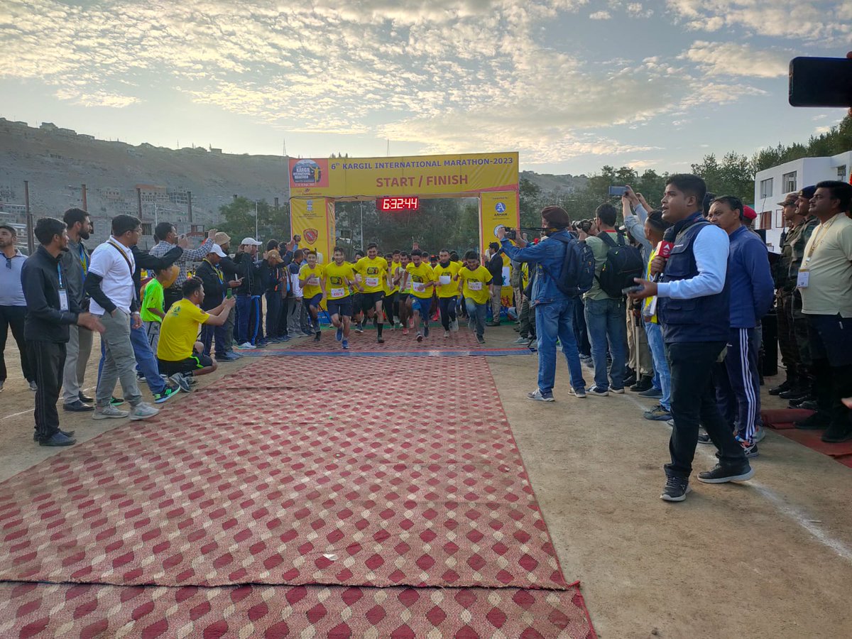 DIPR_Kargil's tweet photo. #KargilInternationalMarathon 
The chief guest and guest of honour flag off the Full Marathon for both men and women category at Khree Sultan Choo Stadium Kargil. Wishing all participants an exhilarating run.
#Runforhunderman https://t.co/88pcwP6Ecj