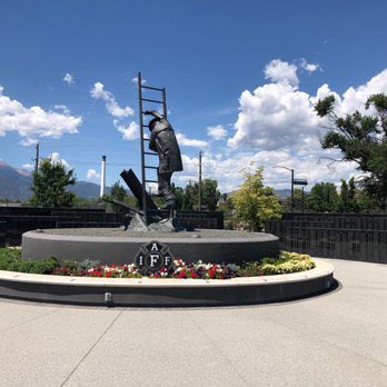 WPFFA_Local_455's tweet photo. Today members of the WPFFA and Honour Guard honoured Deputy Chief Tim Berthiaume at the IAFF Fallen Firefighter memorial in Colorado Springs, CO. #NeverForget #IAFFMemorial #L455 https://t.co/30v3LPAmZz